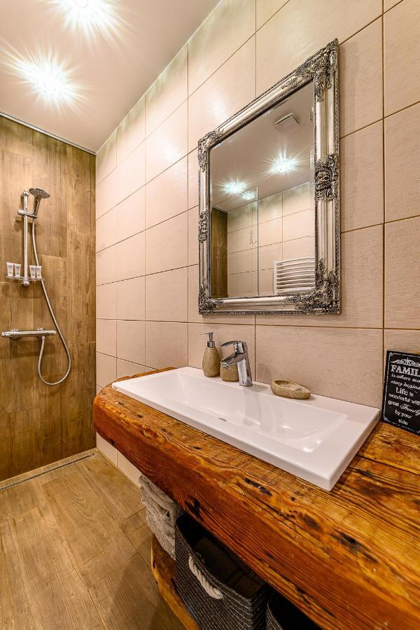 Holiday Apartment With Terrace เลียปาญา ภายนอก รูปภาพ
